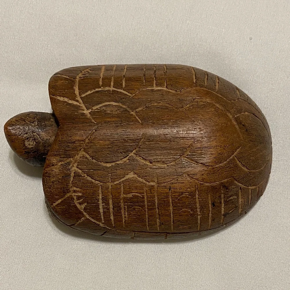 Wooden hand-carved Turtle hidden compartment Figurine - Picture 2 of 7